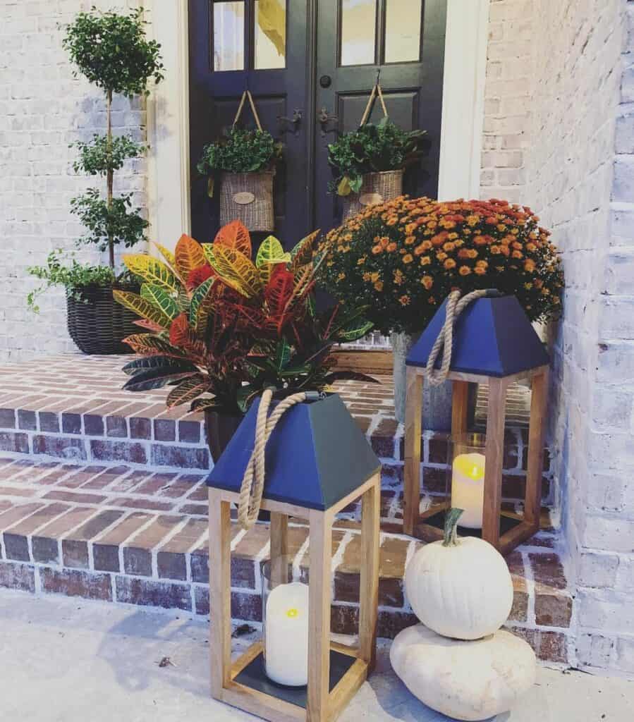 Brick Porch With Lantern Décor