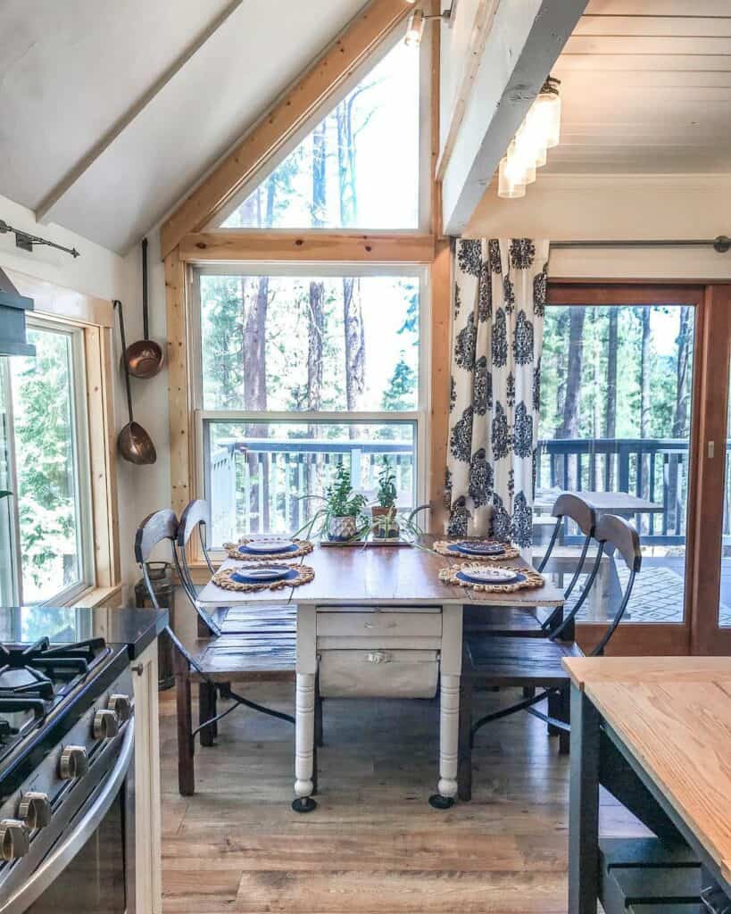 Cabin Design With Floor-to-Ceiling Windows