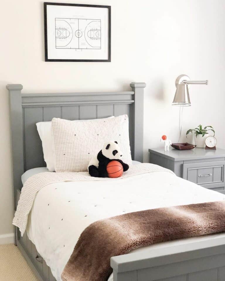 Child's Bedroom Decorated With Classic Colors