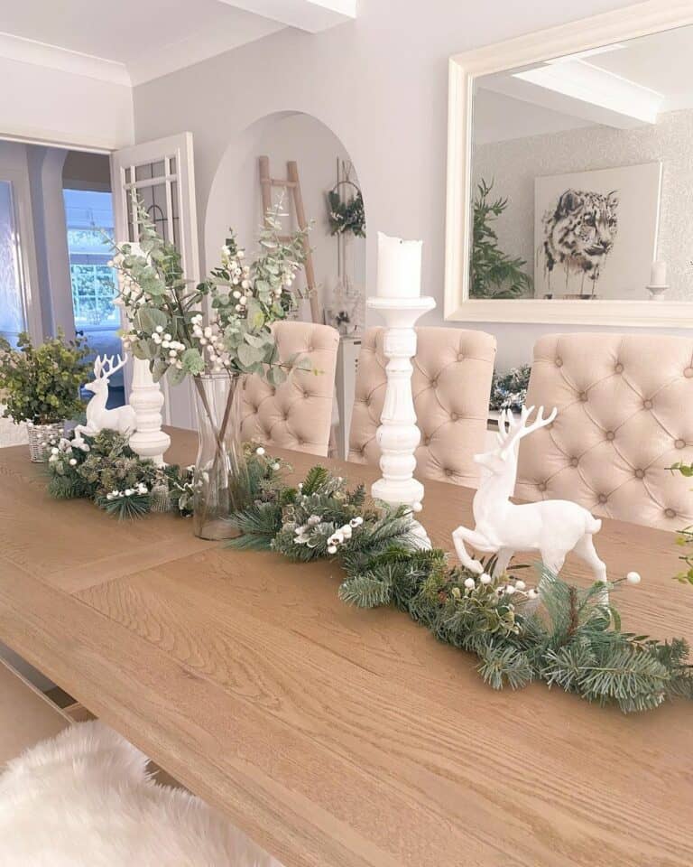 Christmas Table Decorations With White Reindeer Décor