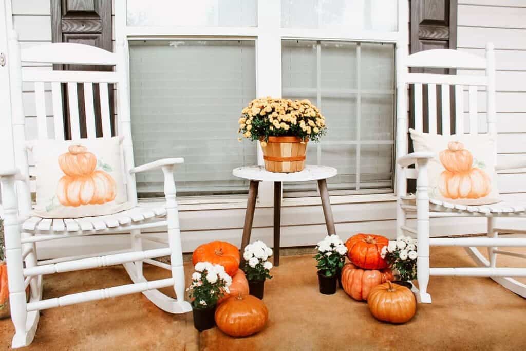 Cottage Front Porch With Pumpkin Décor