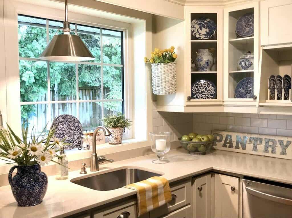 Cottage-style Kitchen With Chinoiserie Décor