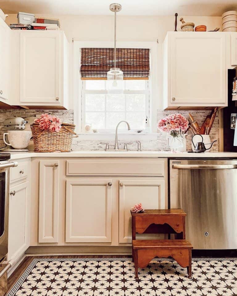 Farmhouse Kitchen With Ivory Cabinets