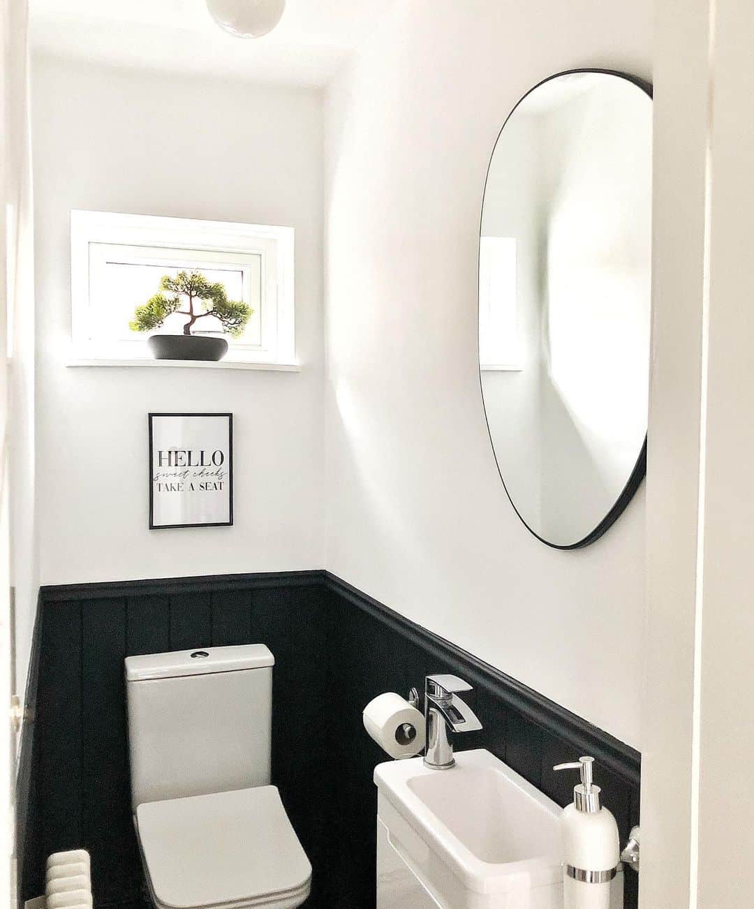 Fresh black and white bathroom style soul lane