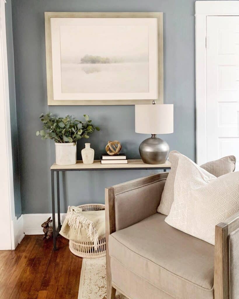 Modern Farmhouse Living Room With Table Décor