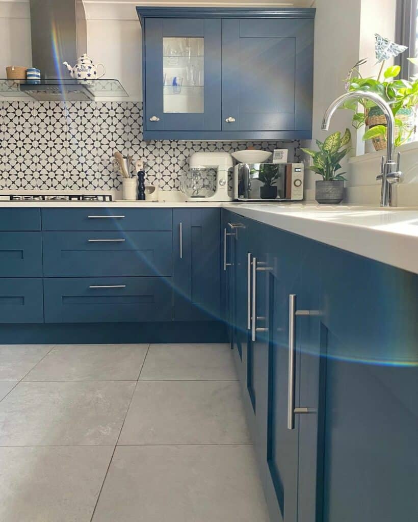 Monochrome Kitchen With Navy Blue Cabinets