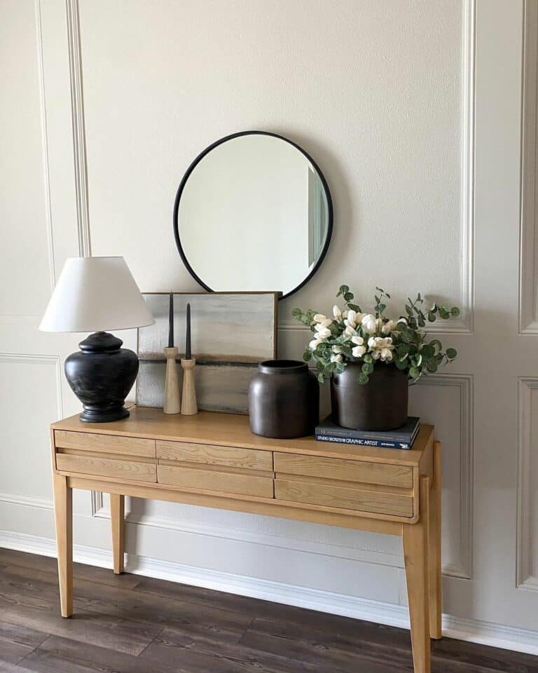 Simple Neutral Entryway Décor