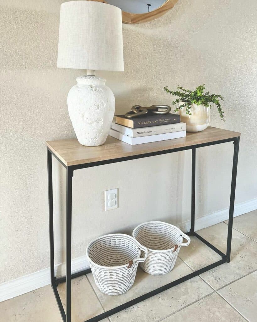 Simple and Classic White Entryway Décor