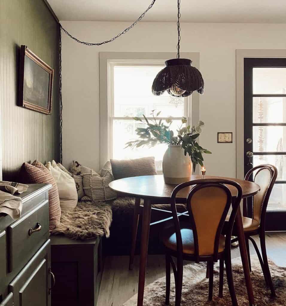 Throws and Pillows as Bench Décor