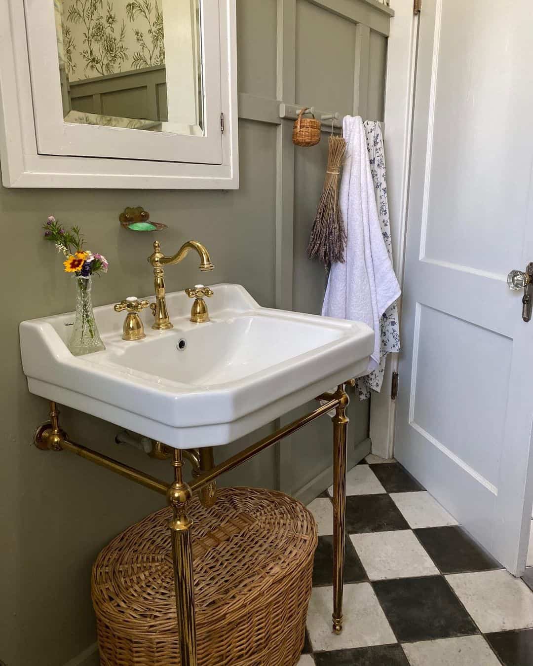 Vintage Bathroom With Retro Flooring - Soul & Lane