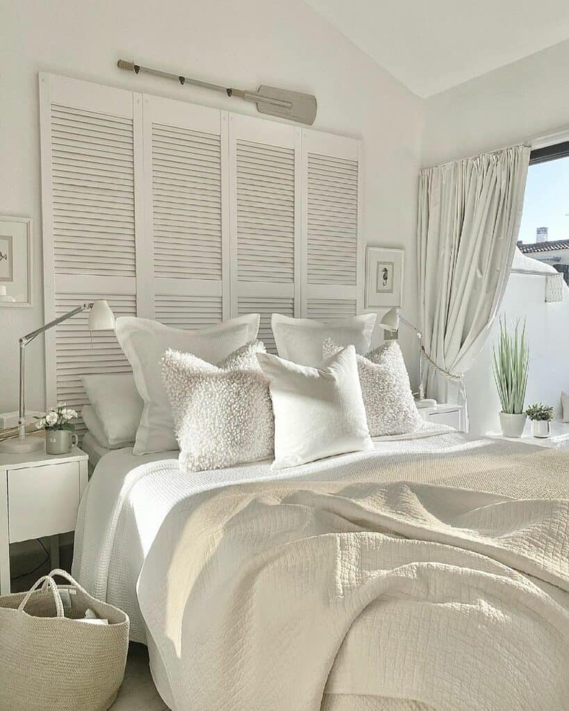 Wall Décor for White Coastal Bedroom