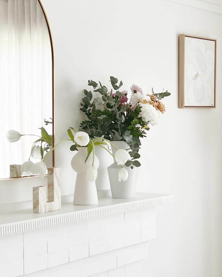 White Living Room With Console Table Décor