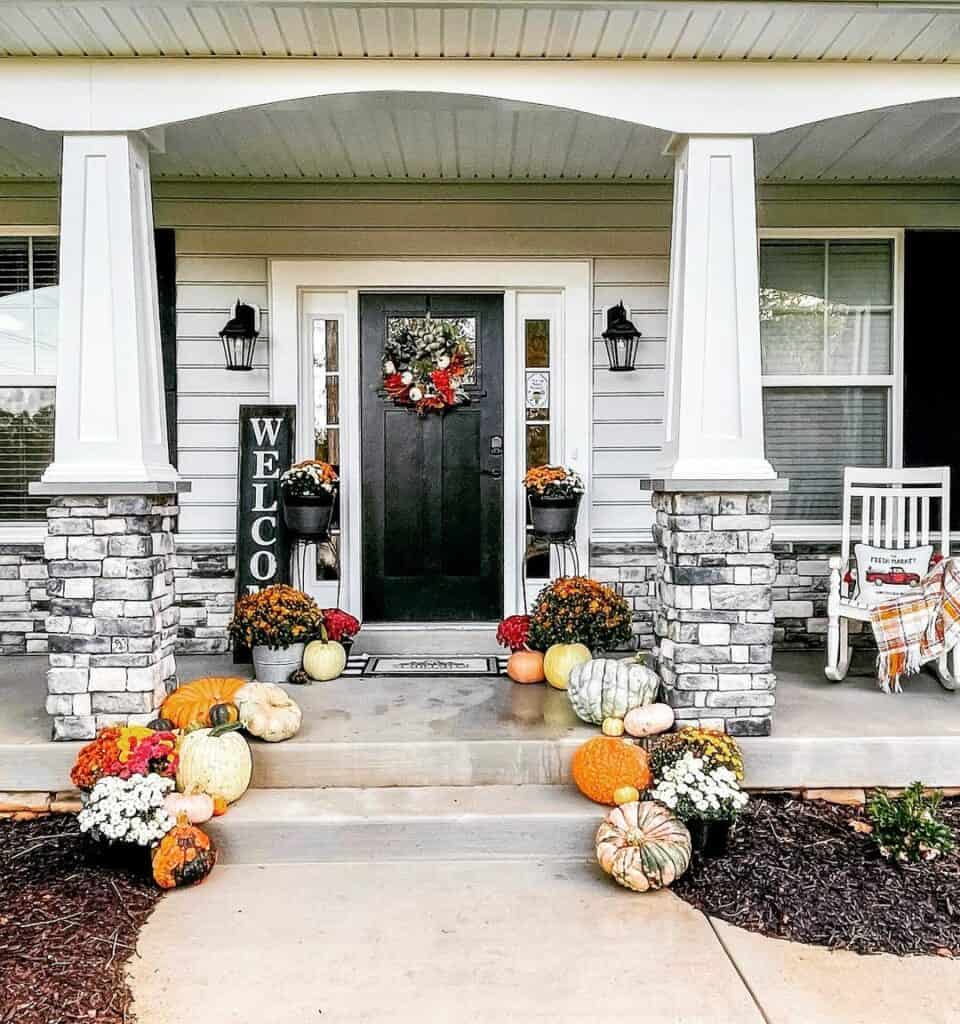 30 Farmhouse Fall Porch Décor To Celebrate in Style