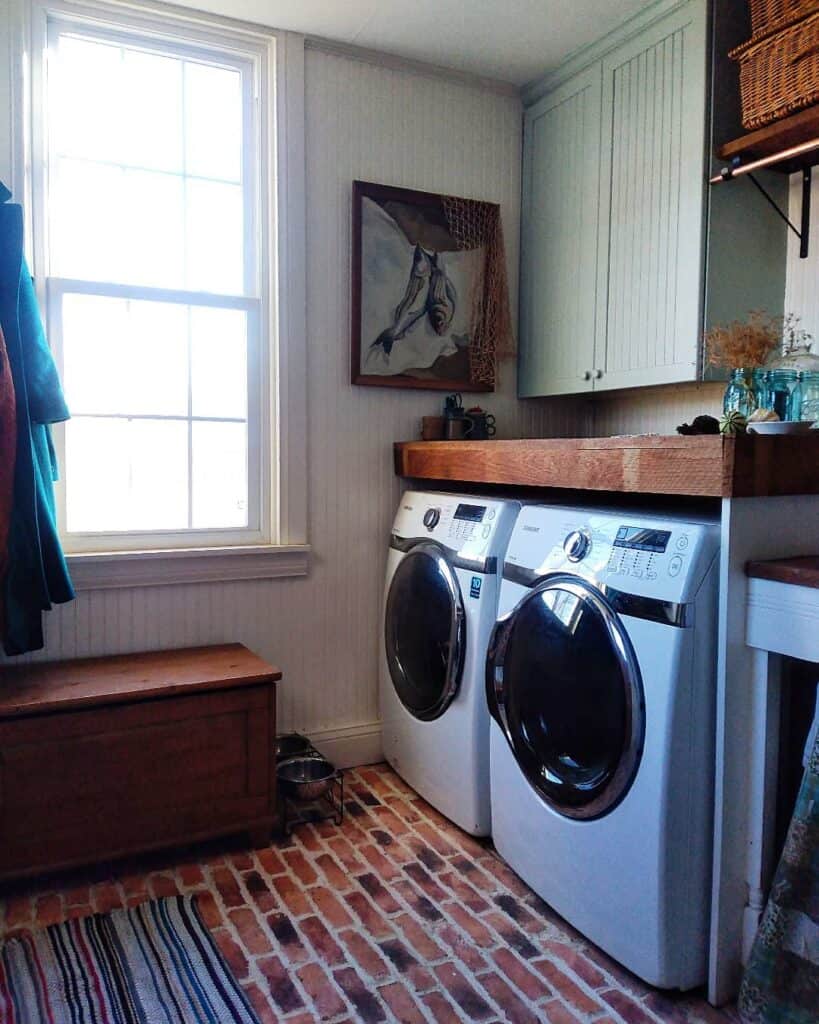 Wood Accents in a Laundry Room