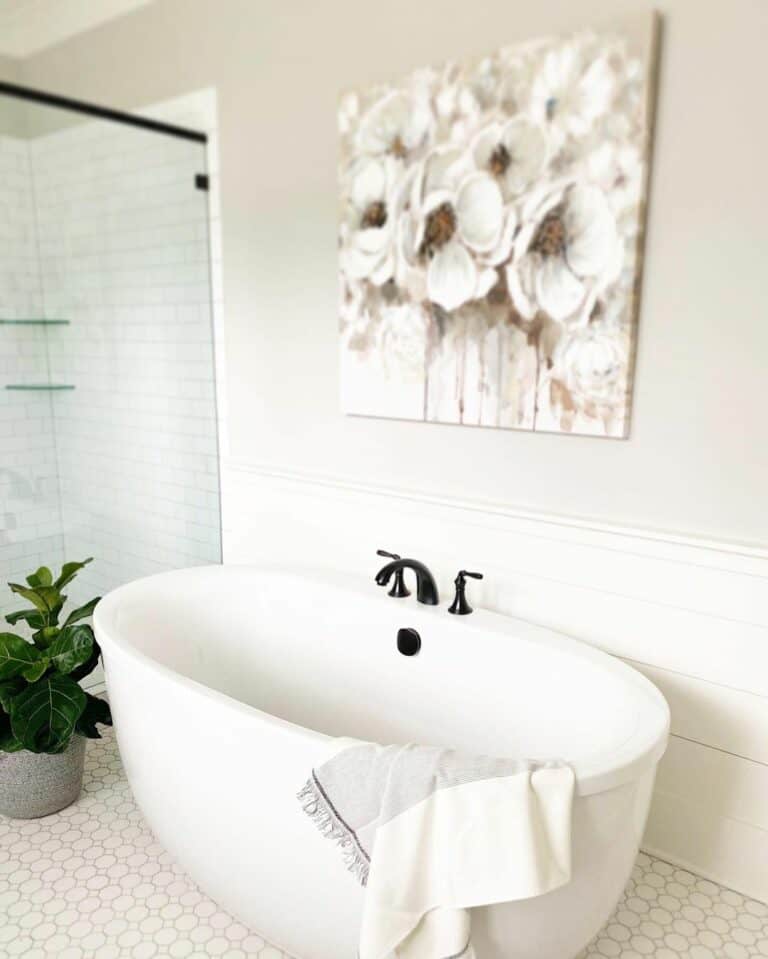 All-white Relaxing Ensuite