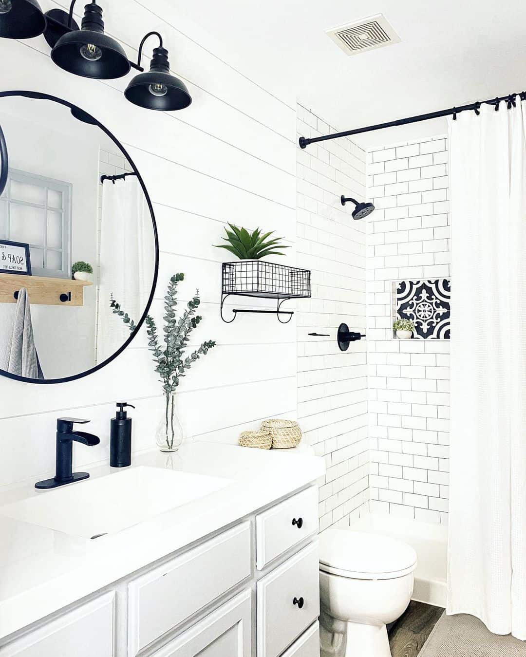 22 Charming and Crisp White Farmhouse Bathroom Inspiration