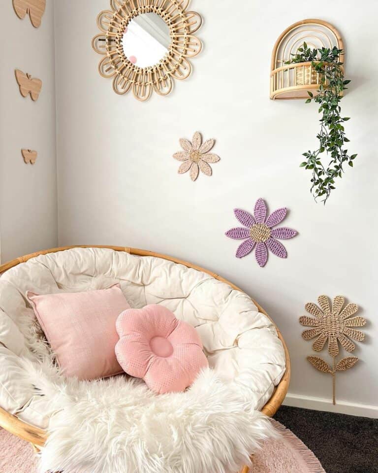 Children's Bedroom With Wall Décor