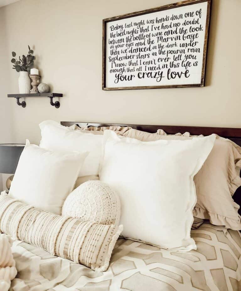 Cottage Bedroom With Neutral Bedsheets