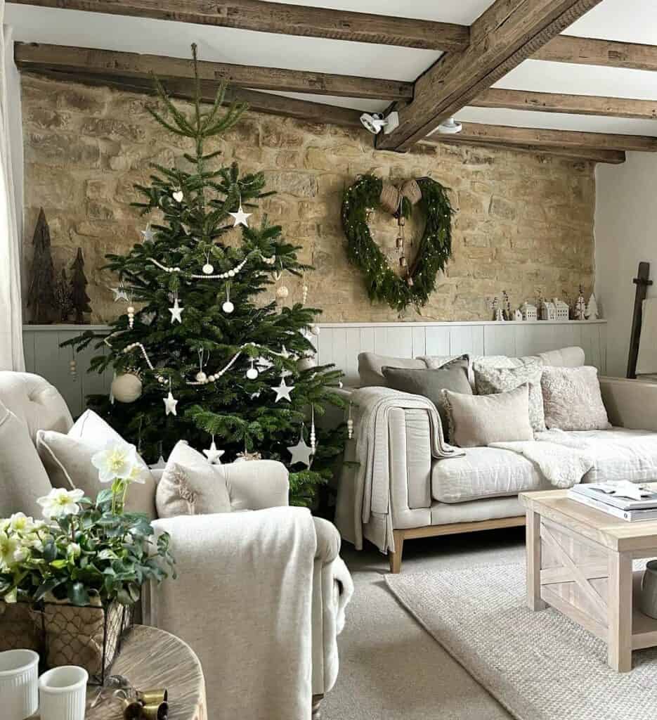 Cottage Lounge With Neutral Christmas Tree Décor