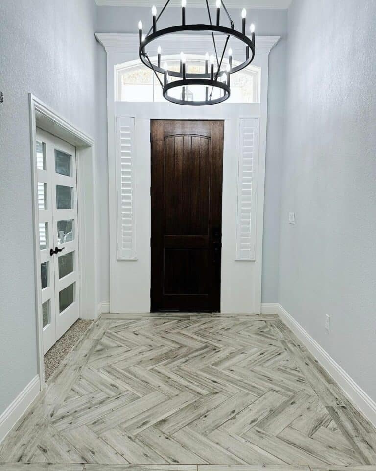 Decorative Features in Minimalist Entryway