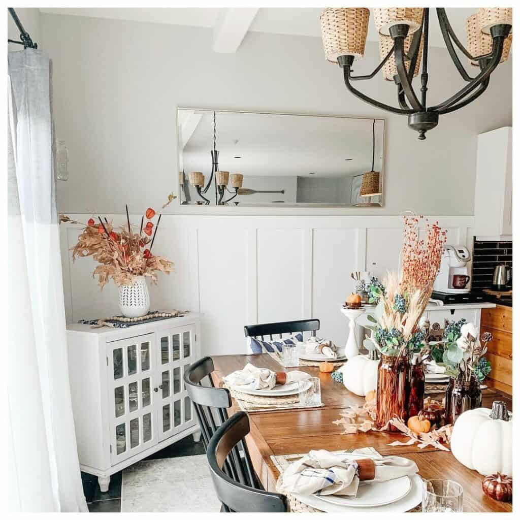 Dining Room Depicts Charming Seasonal Accessories