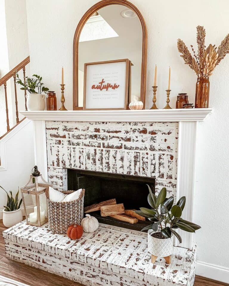 Farmhouse Living Room With Elegant Fireplace Mantel Décor