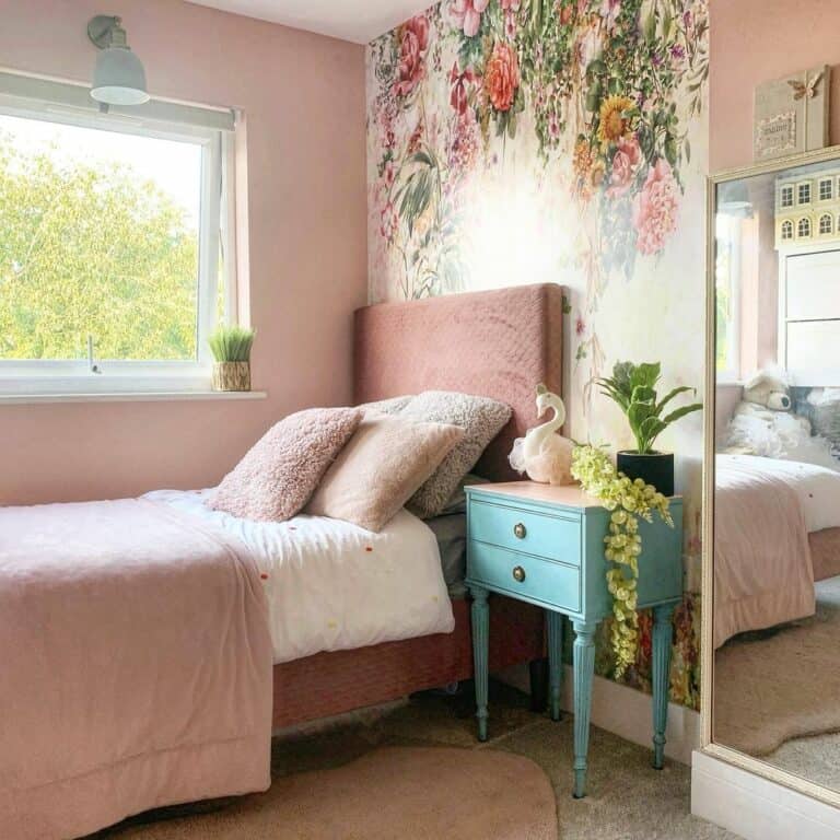 Floral Bedroom With Plant Décor