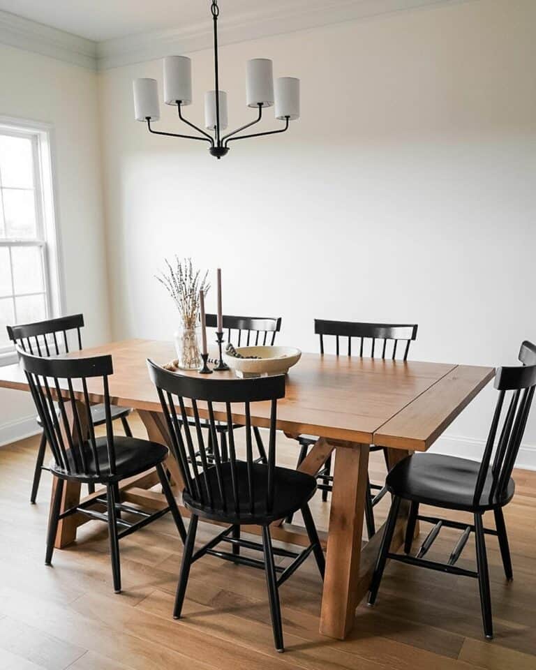 Minimalist Dining Room With Simple Décor