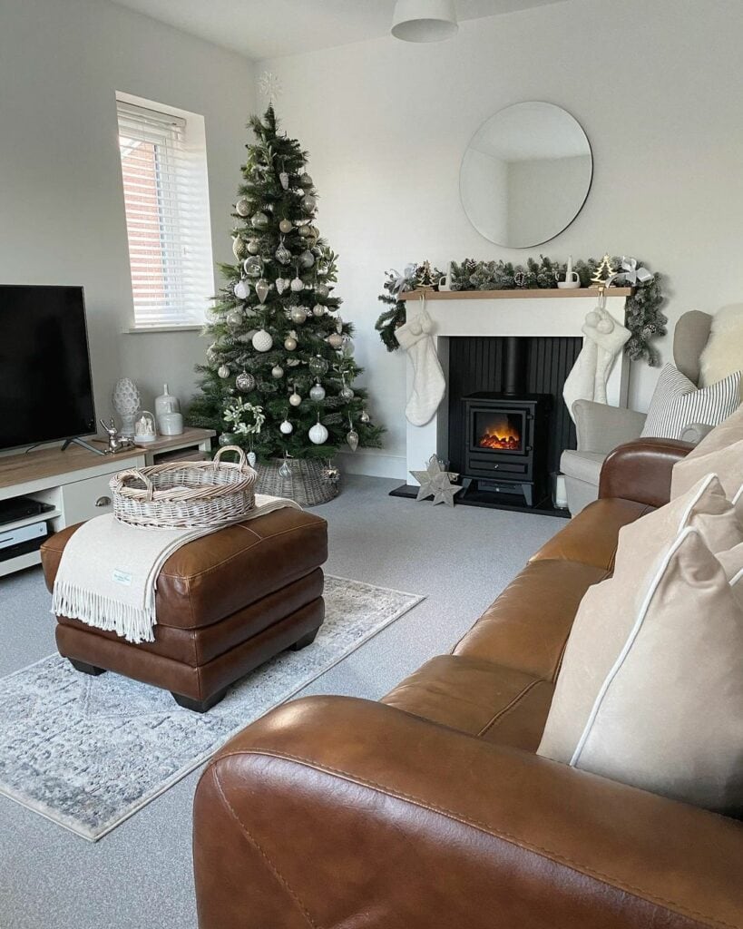 Minimalistic White Living Room Christmas Décor