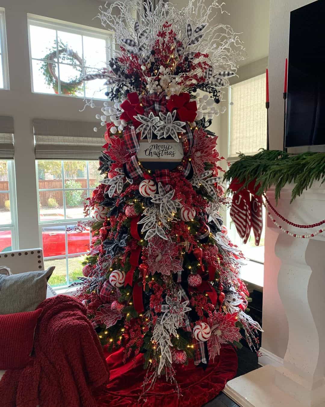 Red And White themed Christmas Tree Decorating Ideas Soul Lane red-and-white-themed-christmas-tree-decorating-ideas-soul-lane