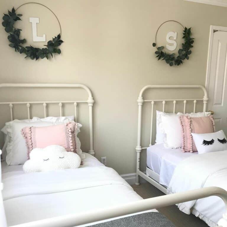 Twin Cottage Bedroom With Wall Wreaths