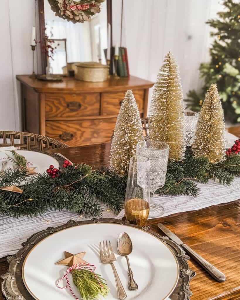 Vintage Farmhouse-inspired Christmas Table Setting Ideas
