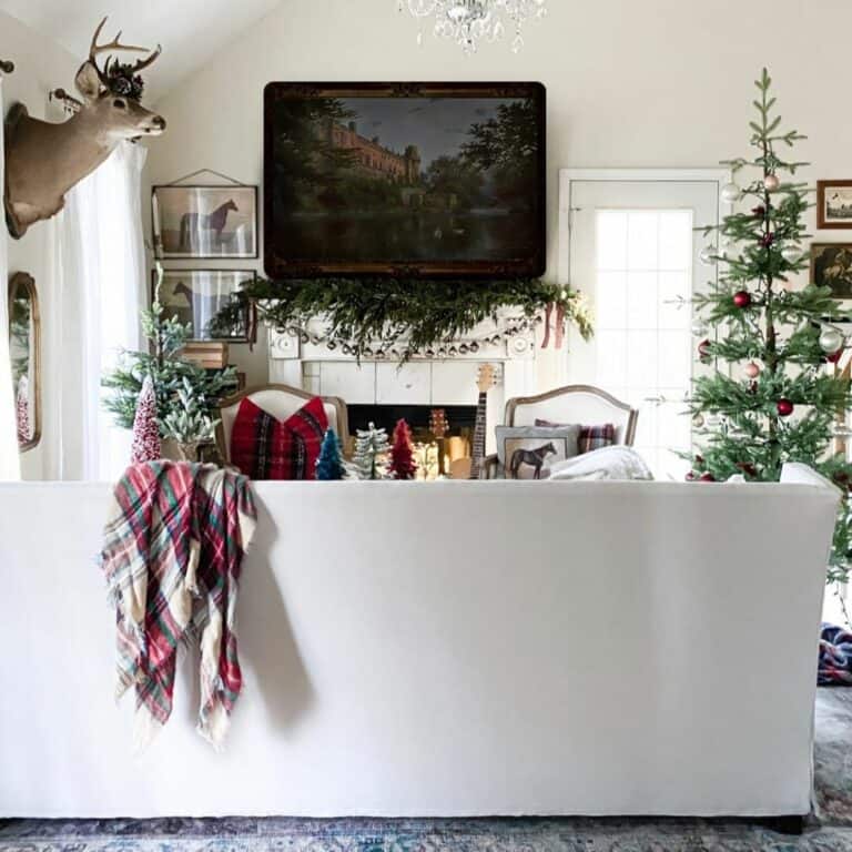 Vintage White Living Room With Simple Christmas Tree