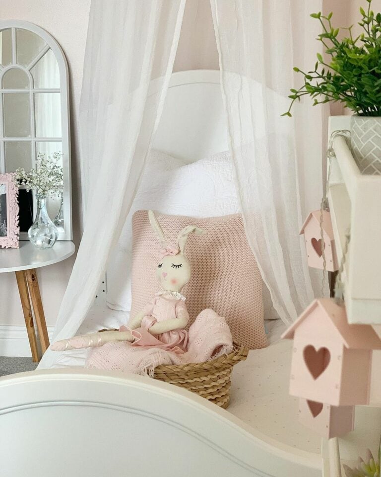 White Bedroom With Pink Décor