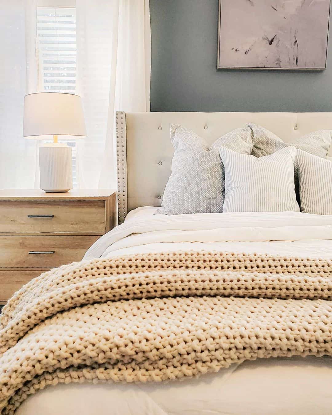 Neutral, layered bedding 🤎🥥  Neutral bedroom decor, Cream and