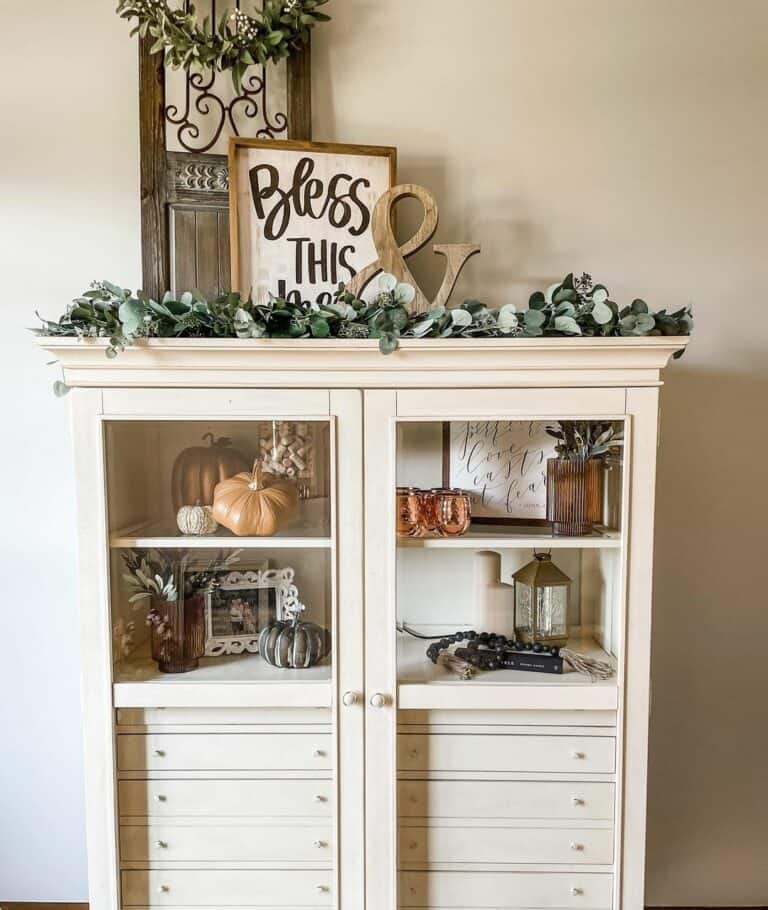 Adorable Hutch Features a Fresh Fall Style