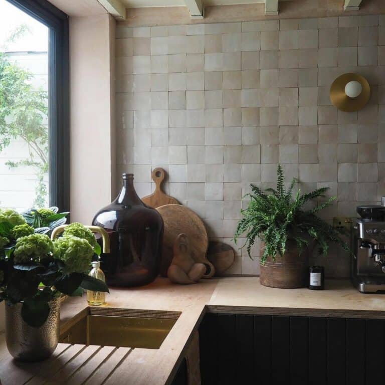 Calming Design Replicates an Outdoor Kitchen Energy