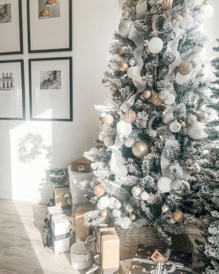 Elegant Tree Décor With a Dusting of Glitter