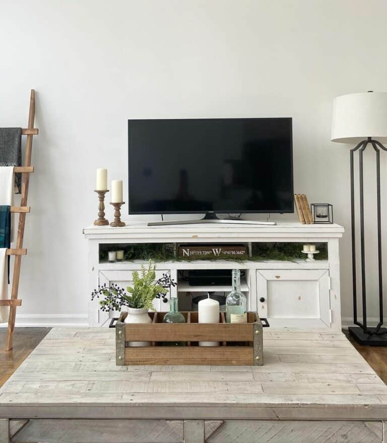 Fabulous Farmhouse Living Room With Ladder