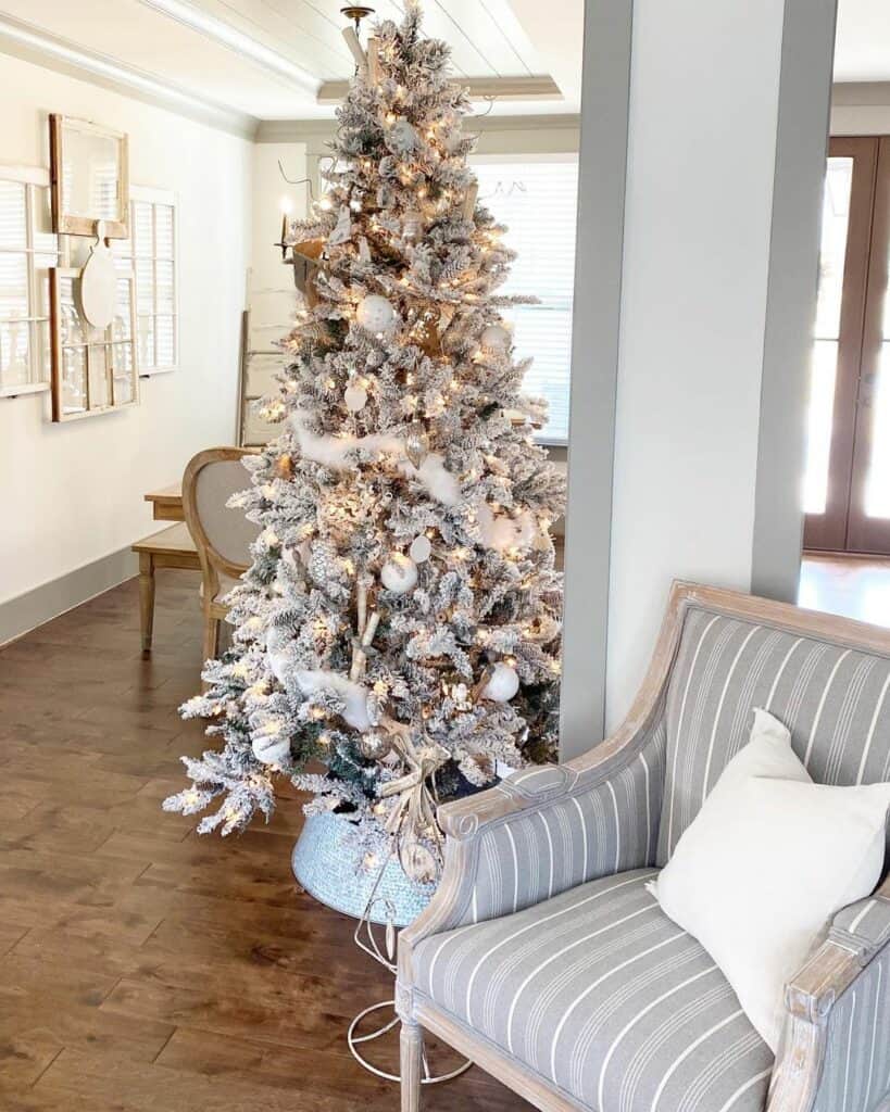 Farmhouse Dining Room With Festive Décor