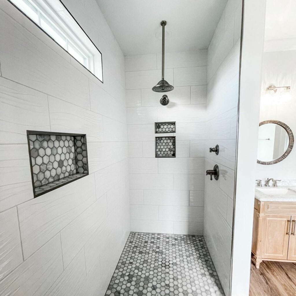 Marbled Gray Niches in a Luxurious Shower
