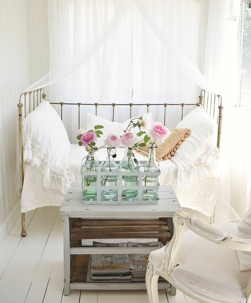 Pink Roses Create a Dainty Table Display