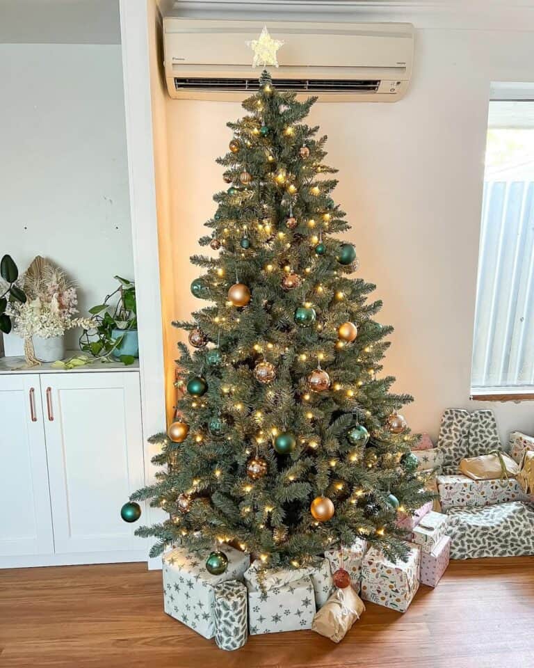 Simple Christmas Tree Décor Inspiration