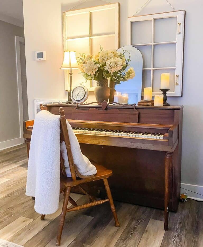 Sophisticated Living Room Décor With a Piano