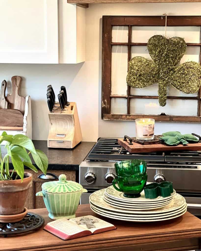 Versatile Kitchen Welcomes Festive Decorations