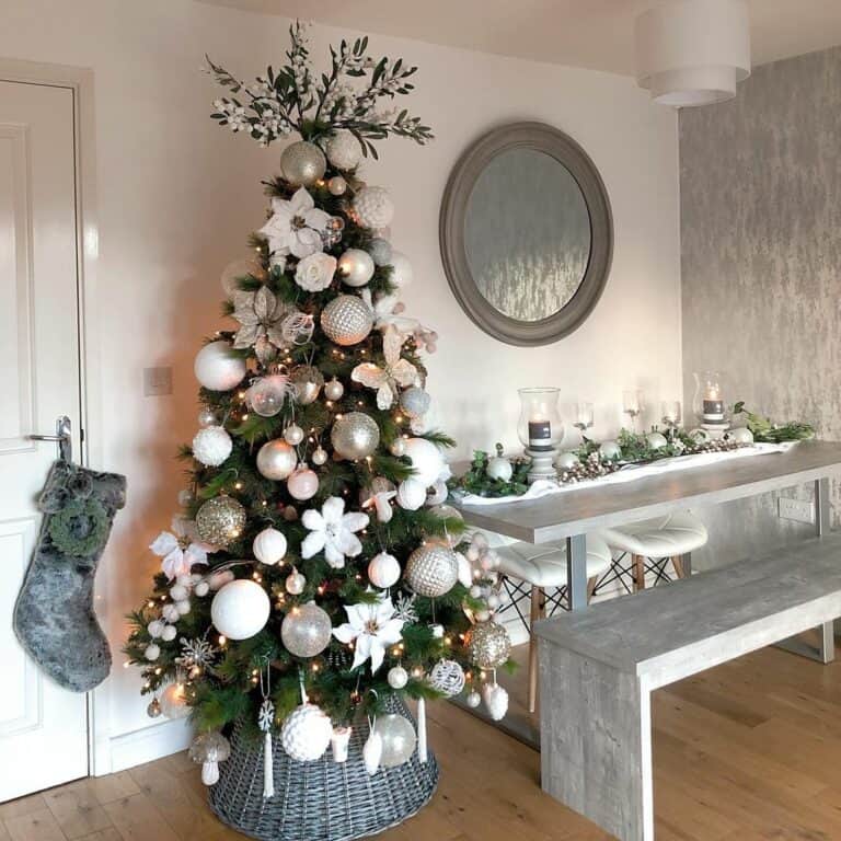 Glittering Accents for All-white Decorations