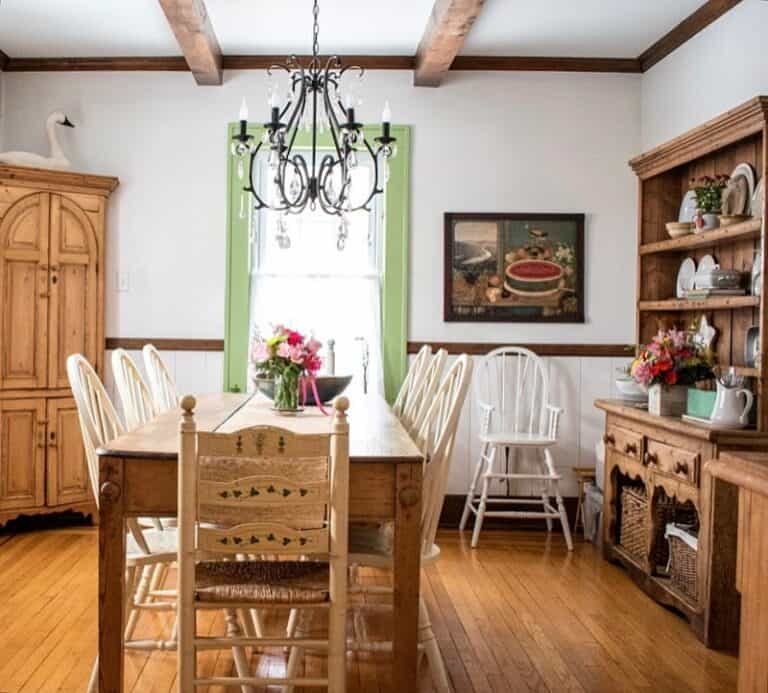 Accessorizing a Country-style Dining Room