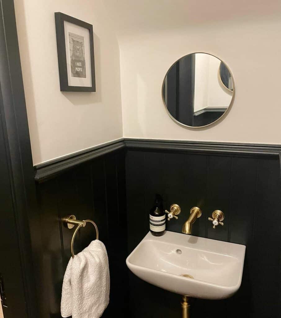 Black and White Bathroom Embraces Contrast