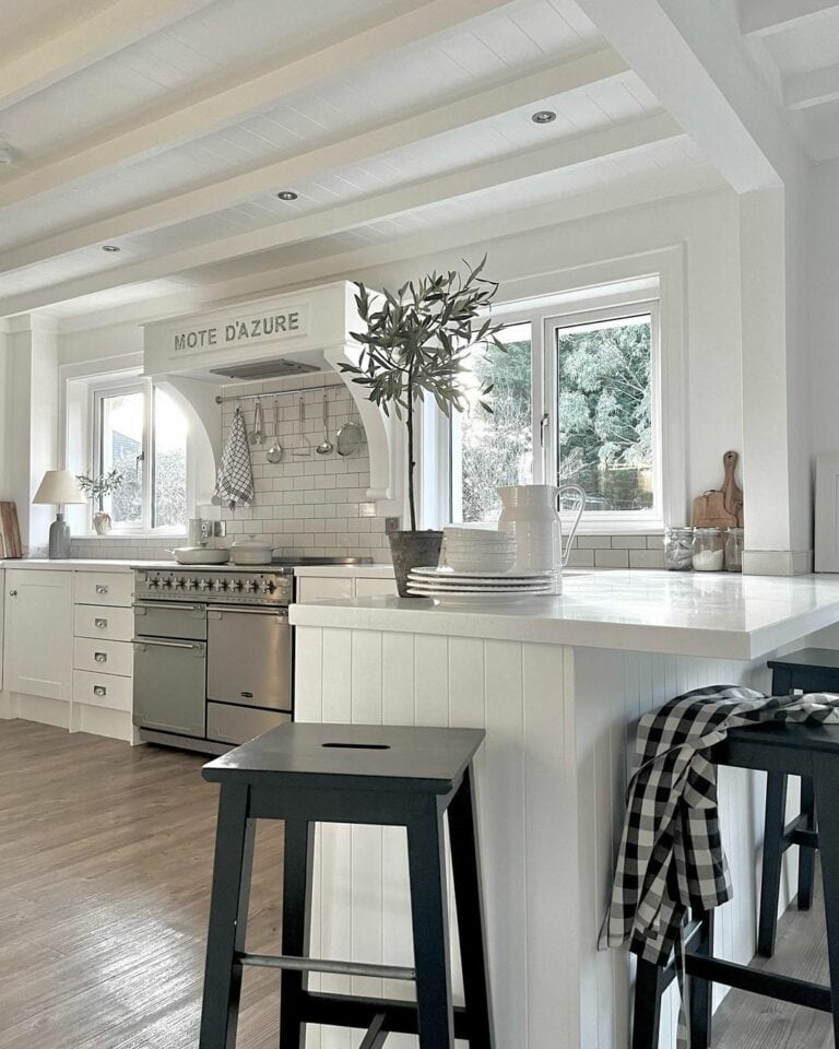 Charming Details to Enhance a Modern Range