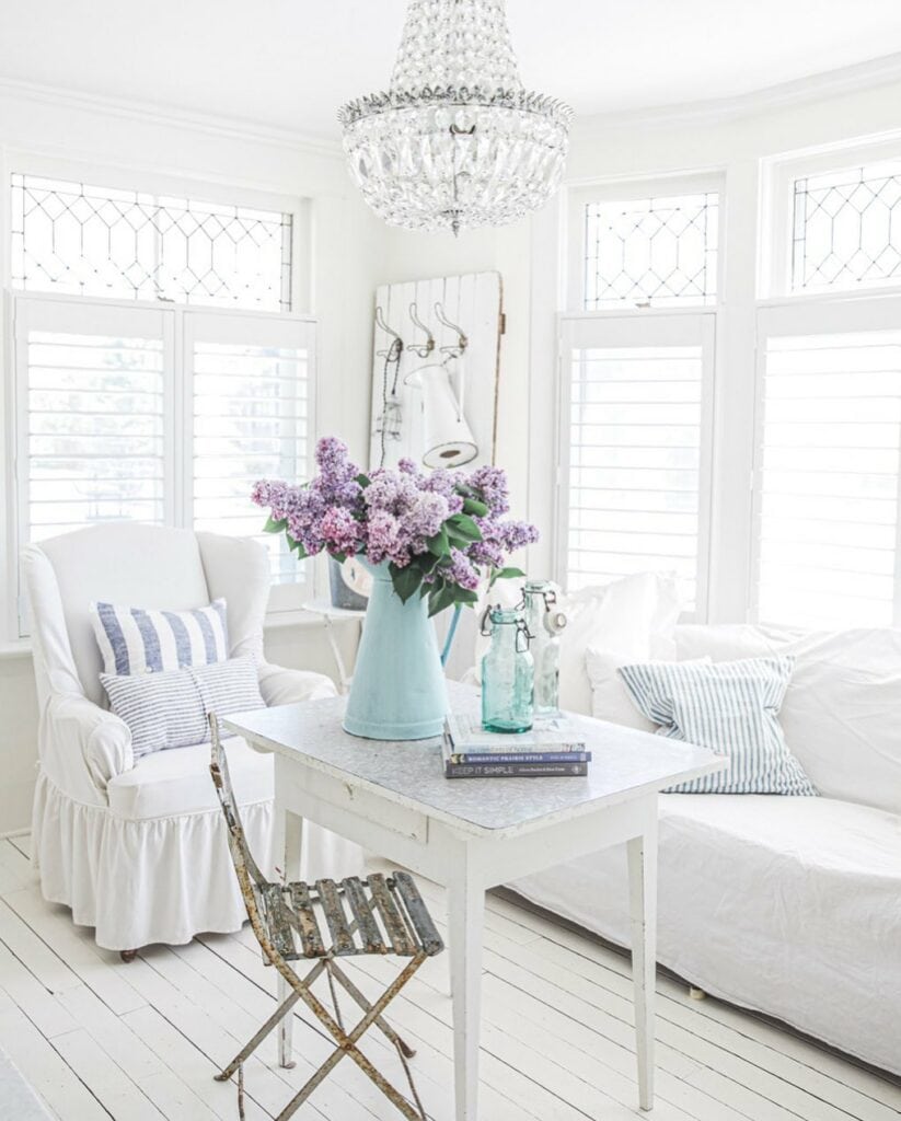 Charming Living Room With Elegant Decor